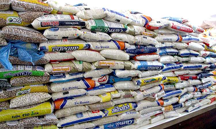 Alimentos e fraldas arrecadados em processos seletivos serão doados a famílias carentes