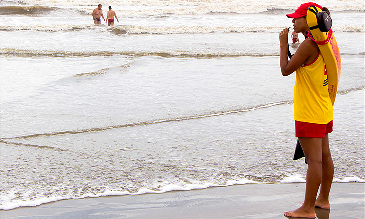 Na praia, saiba os cuidados para se ter no mar e na areia