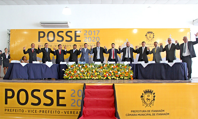 Prefeito, vice-prefeito e vereadores são empossados para novos mandatos