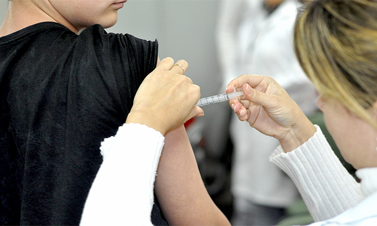 Vacinas contra HPV e meningite C para adolescentes estão disponíveis nas USFs