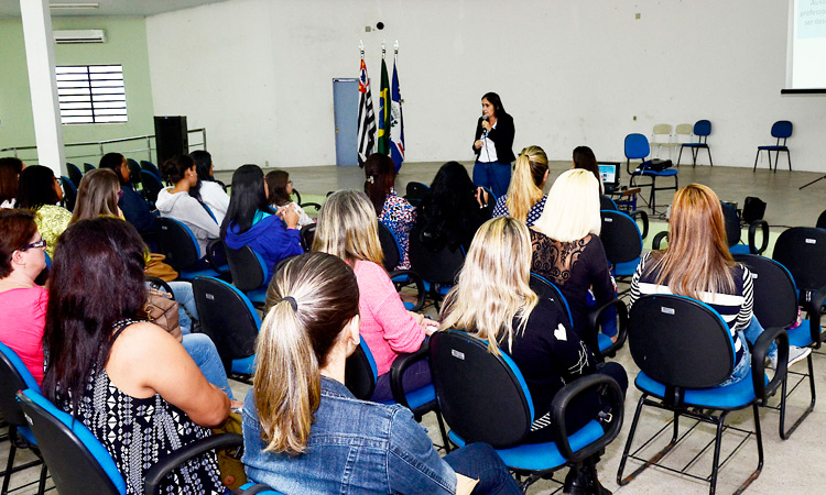 estagiários assistindo palestra