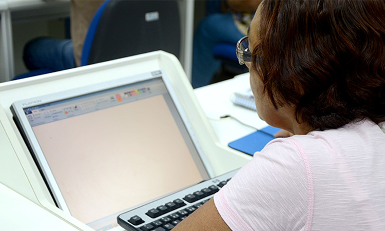 Mulher usando o computador.