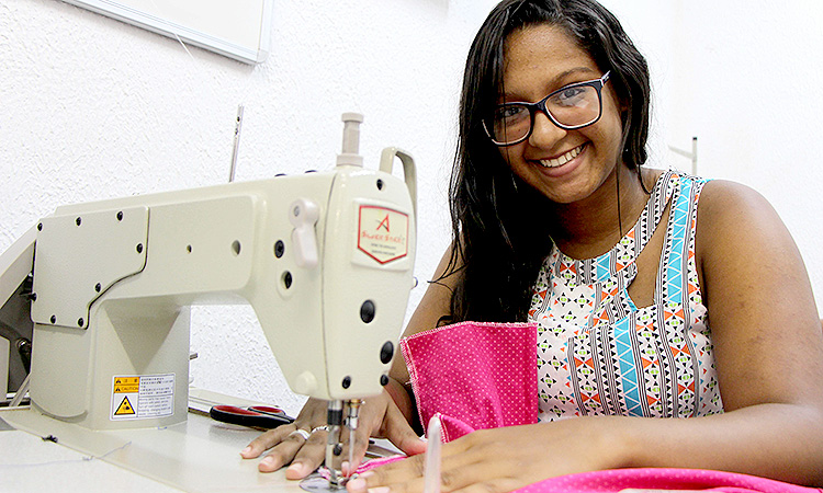 Larissa Alves de Souza, de 16 anos, é a aluna mais nova do curso de Escola da Moda