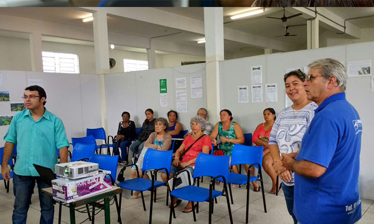 Pessoas assistindo a palestra..