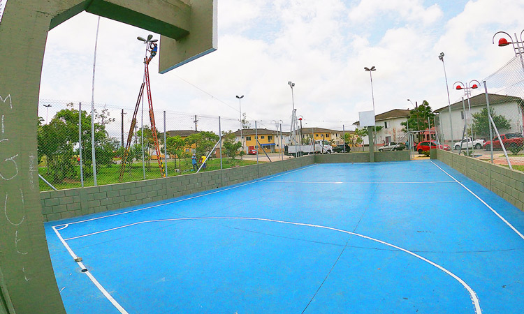 Comunicação - Quadra poliesportiva é construída na Escola Orlando